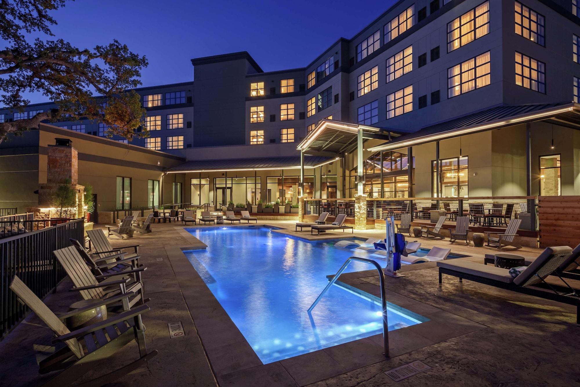 Vista Piscina The Bevy Hotel Boerne, a DoubleTree by Hilton