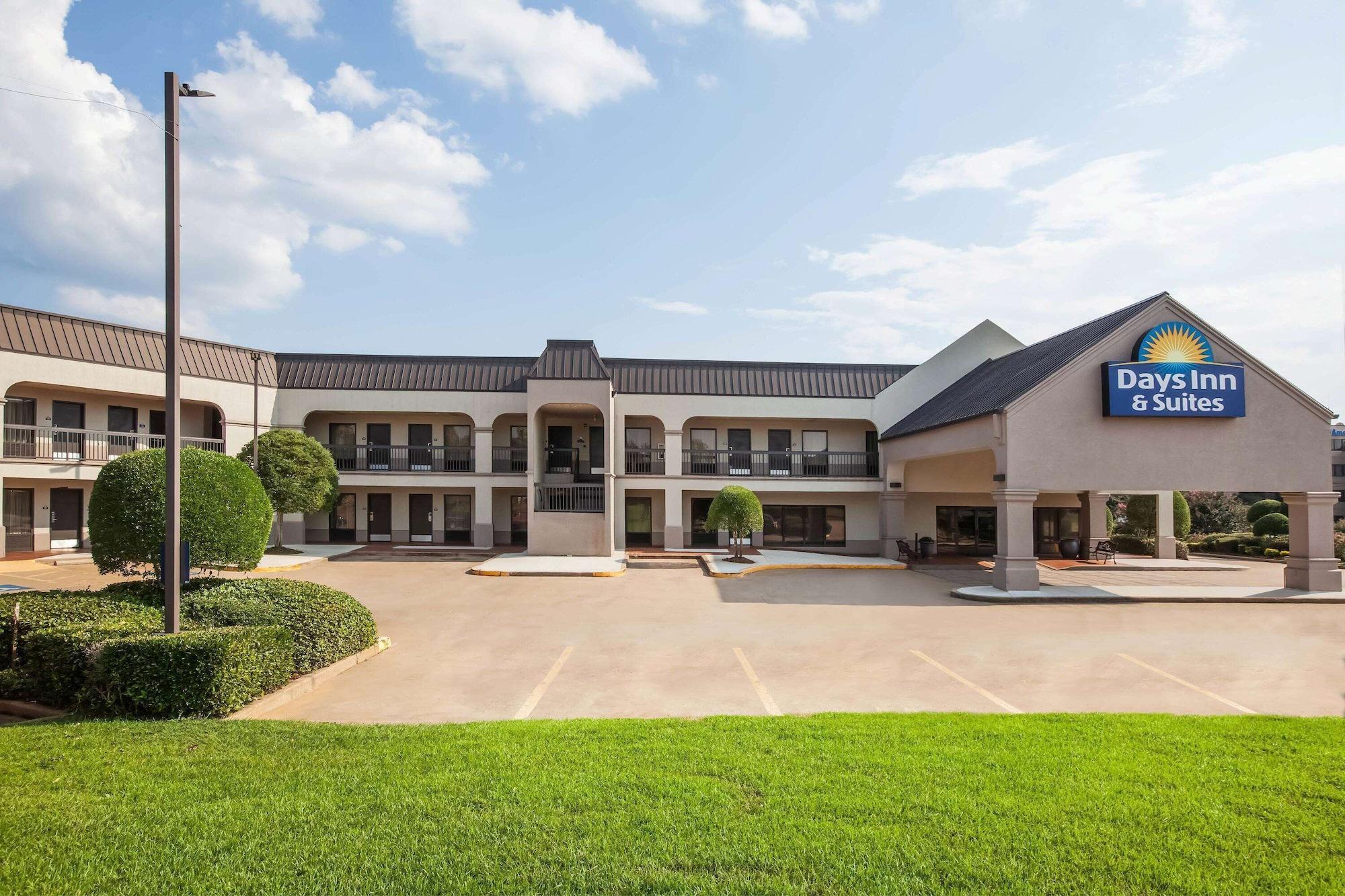 Vista Exterior Days Inn & Suites by Wyndham Tyler