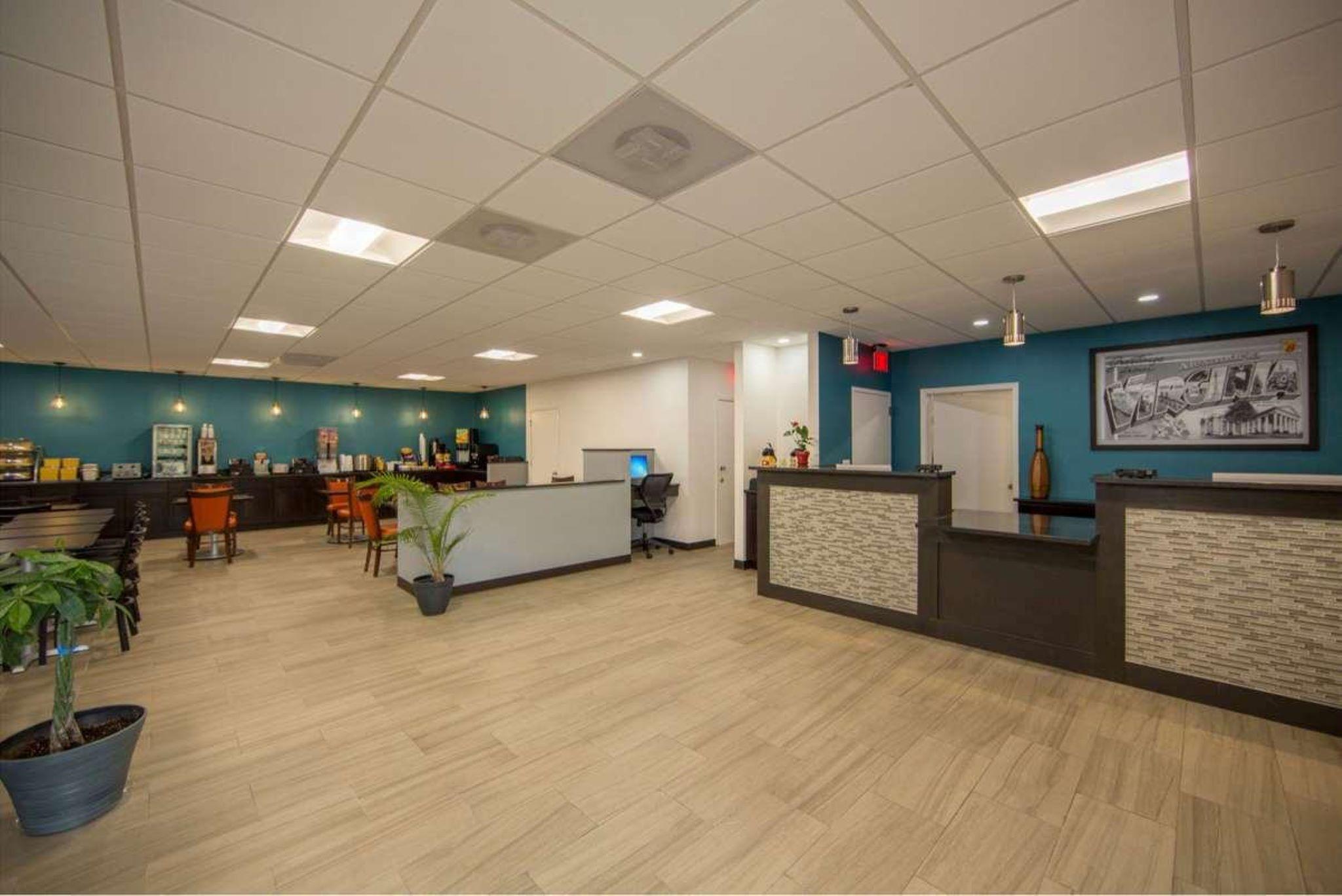 Vista Lobby Super 8 by Wyndham Alexandria/Washington D.C. Area