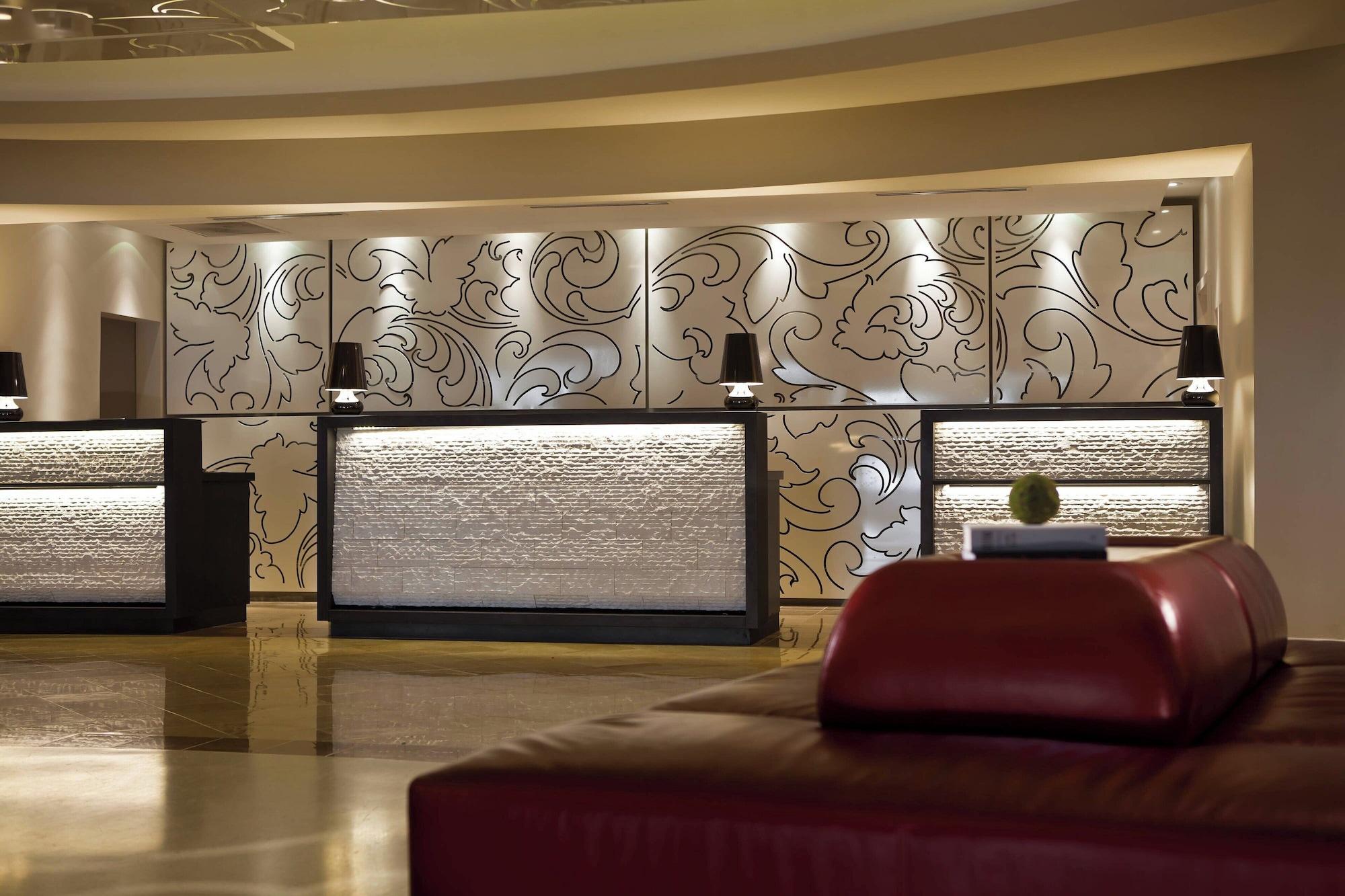 Vista Lobby Renaissance Newark Airport Hotel