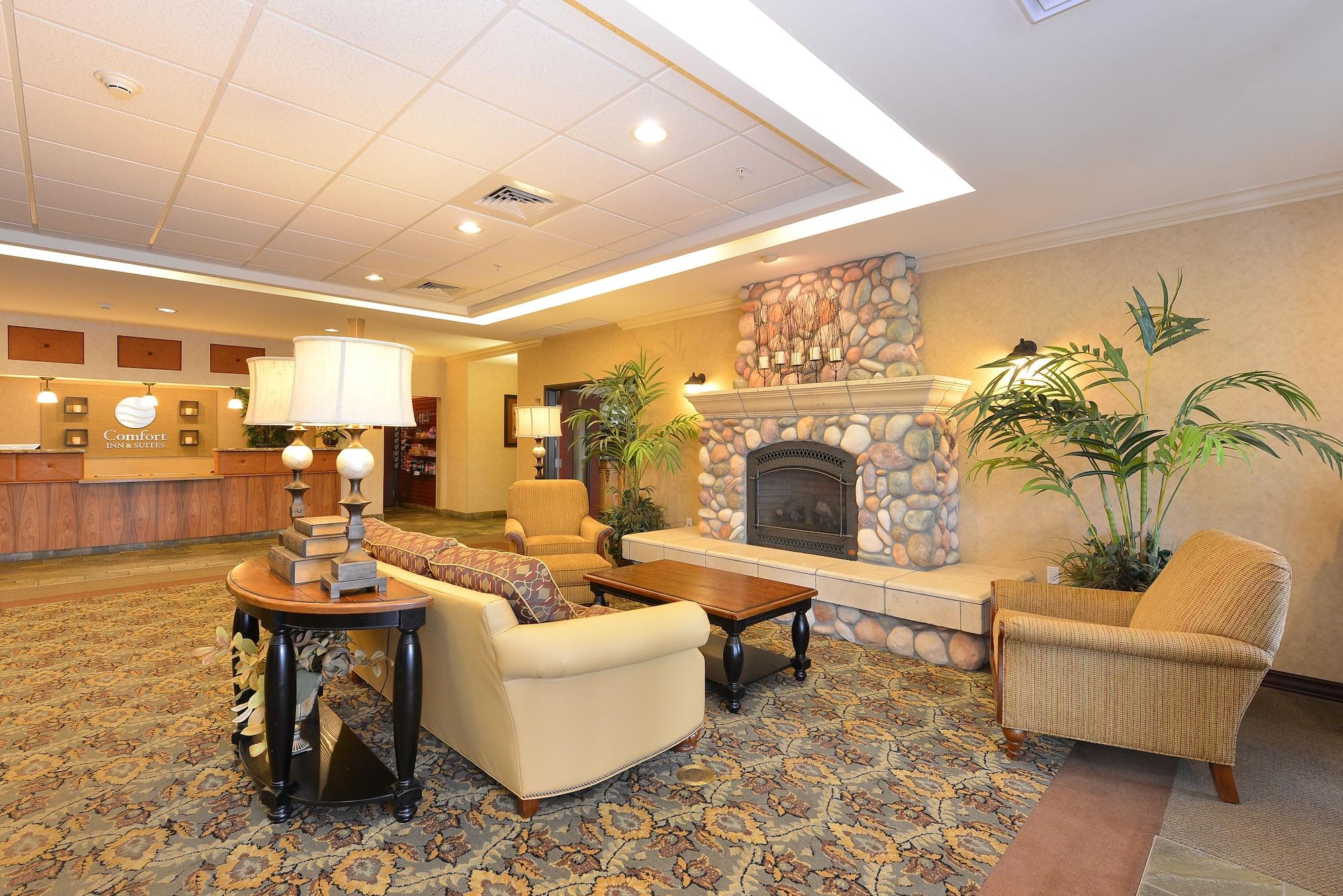 Vista Lobby Comfort Inn & Suites McMinnville Wine Country