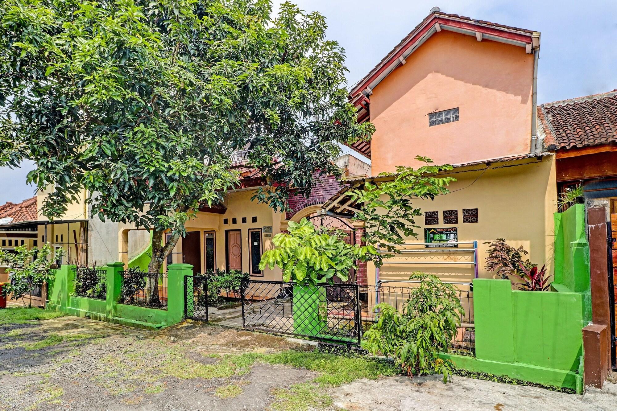 Vista Exterior OYO Life 91478 Wisma Aura Syariah