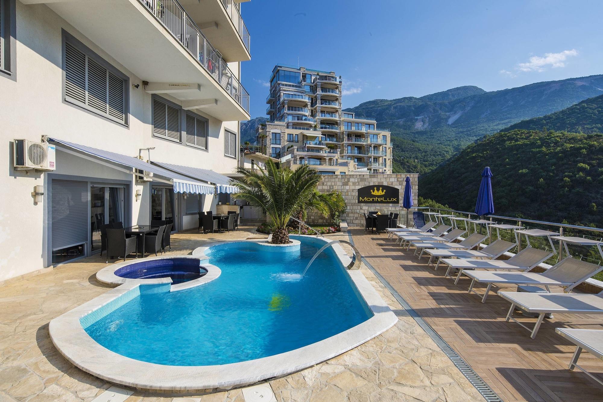 Vista Piscina Montelux Apartments
