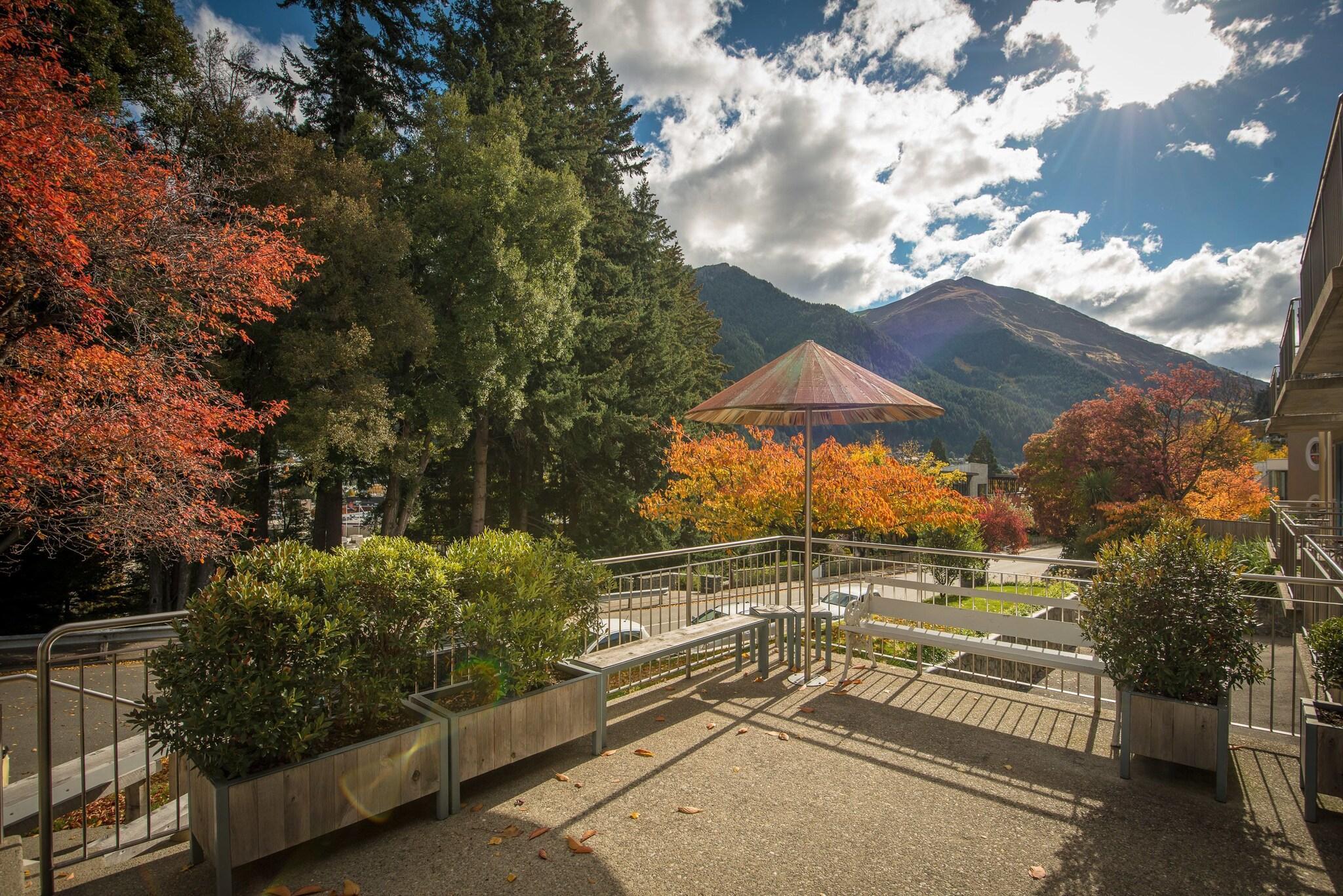 Varios Coronation Lodge