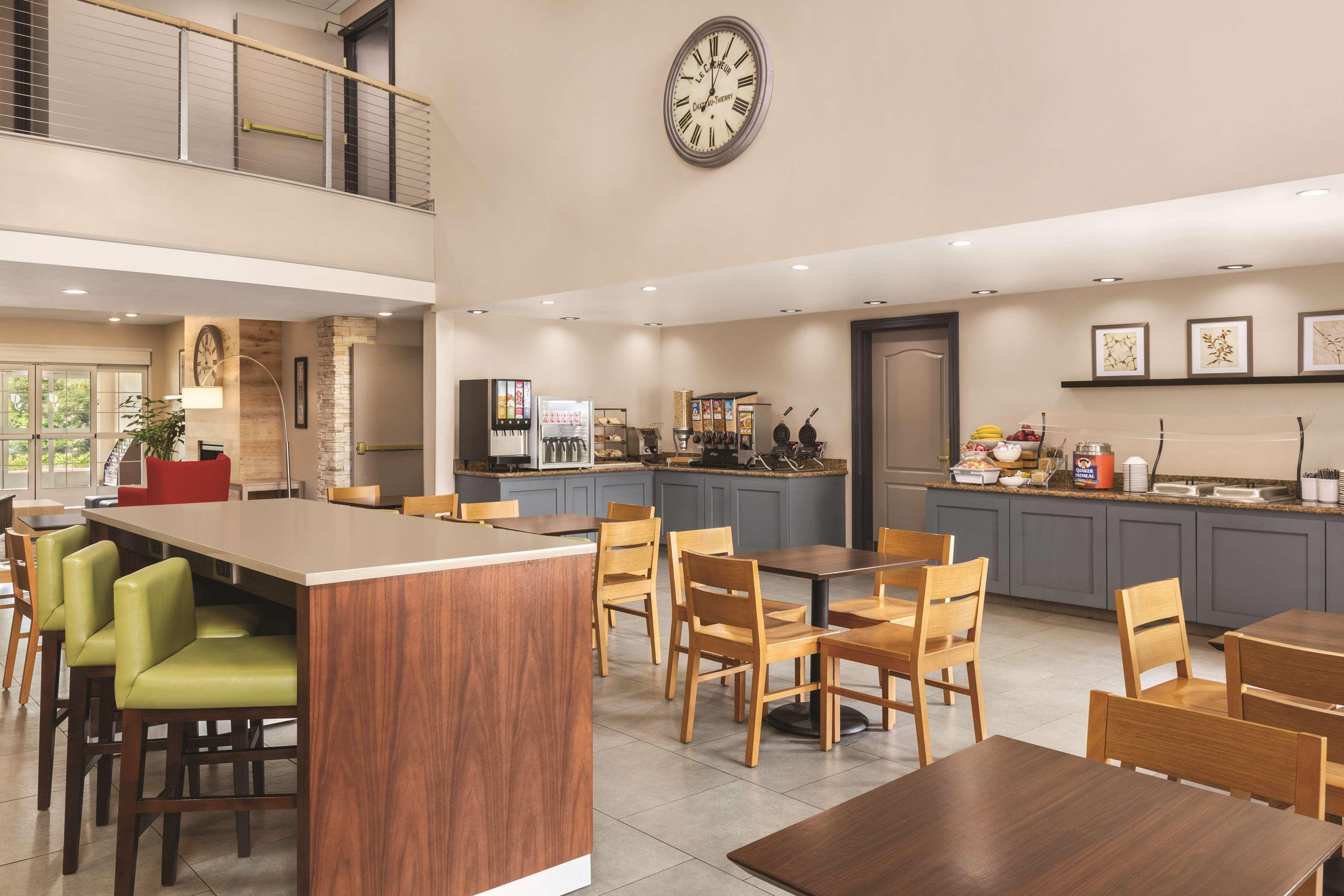 Restaurant Country Inn & Suites by Radisson, San Bernardino (