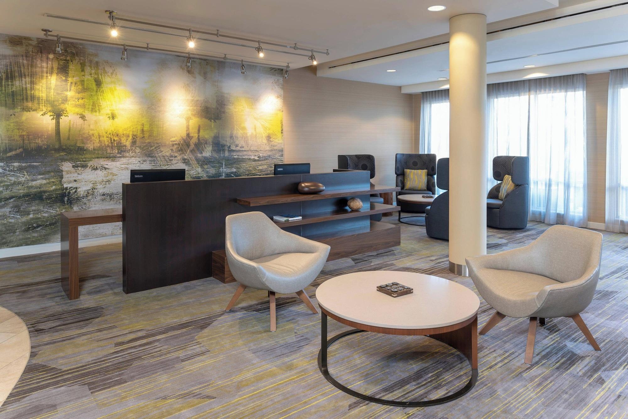 Vista Lobby Courtyard Milwaukee Airport