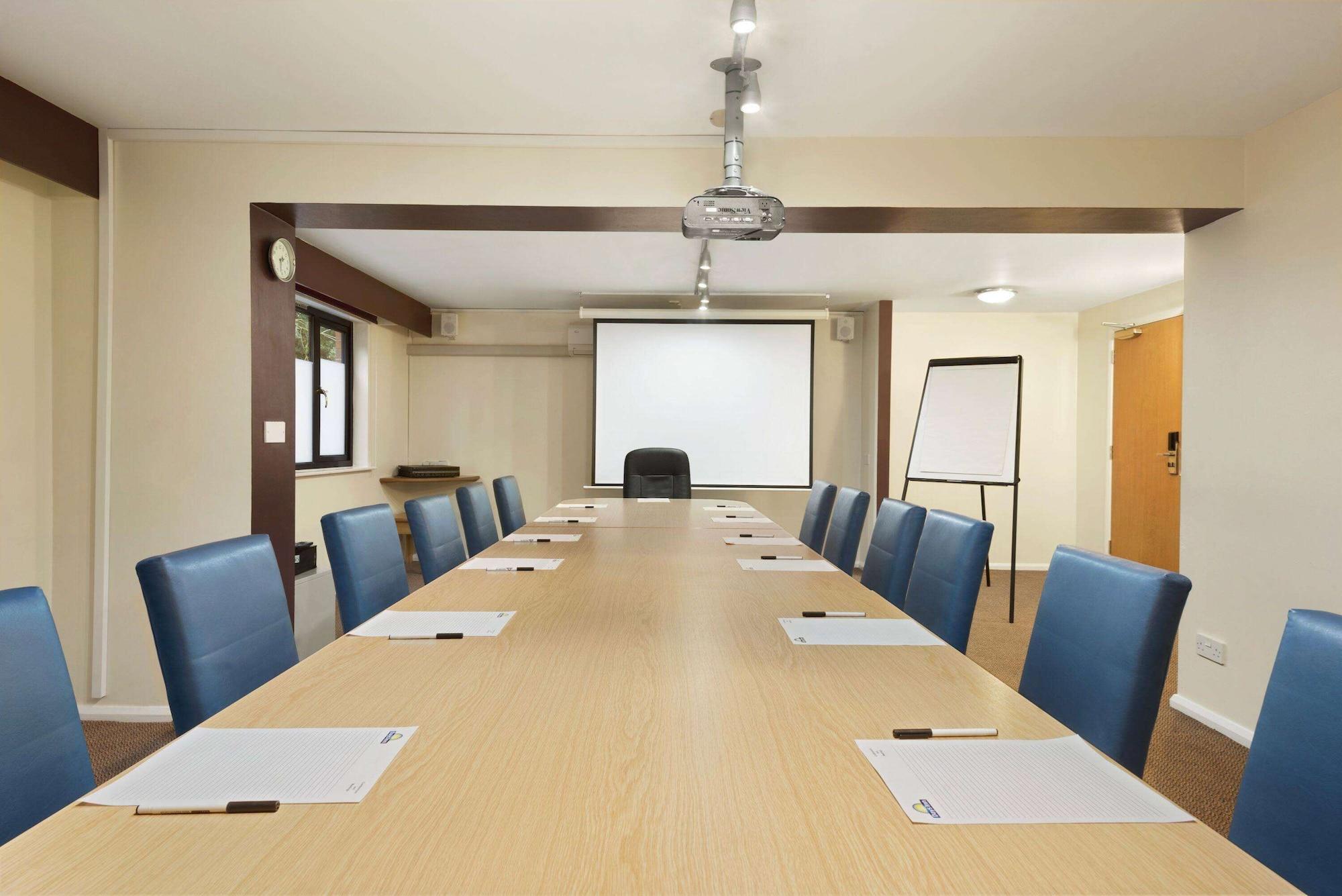 Sala de Reuniones Days Inn by Wyndham Warwick North M40