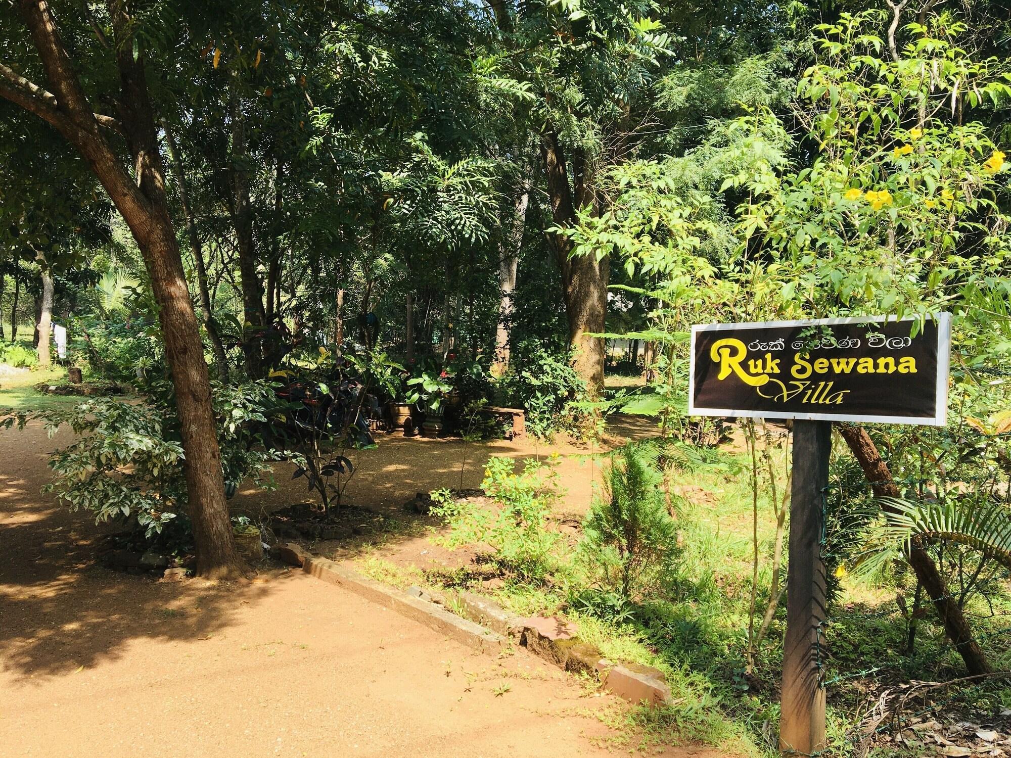 Vista Exterior Ruk Sewana Villa