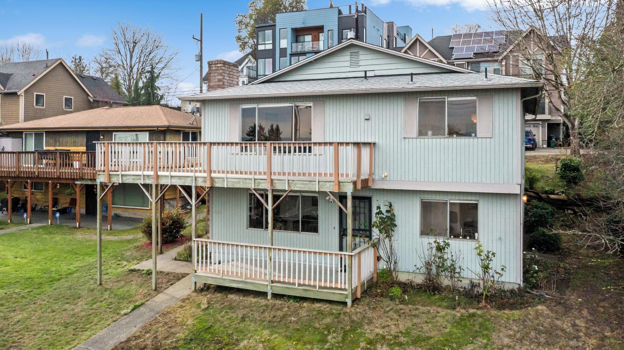 Vista Exterior Hilltop Seattle Retreat w/ Views & Parking