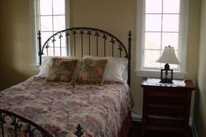 Alquiler Vacacional - Charming Chappaquiddick Retreat: Steps from Private Beach & Edgartown's Best!