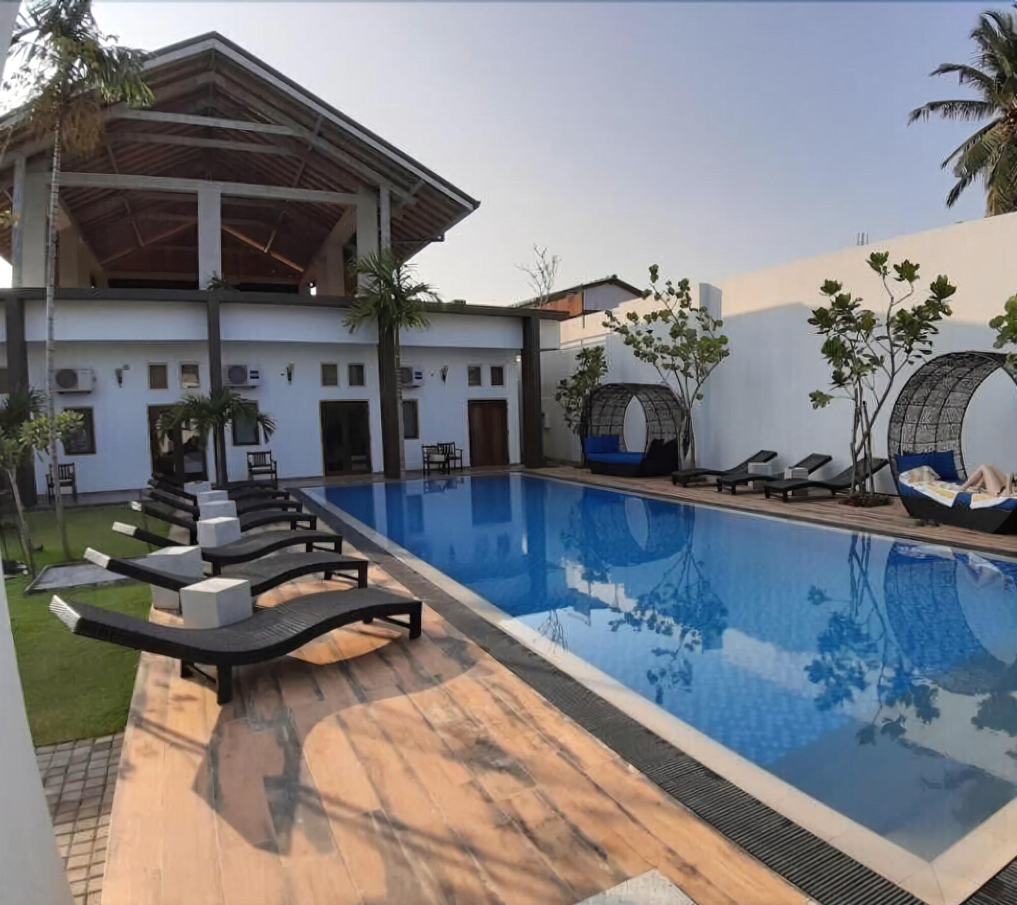 Varios Hotel Cloud Nine