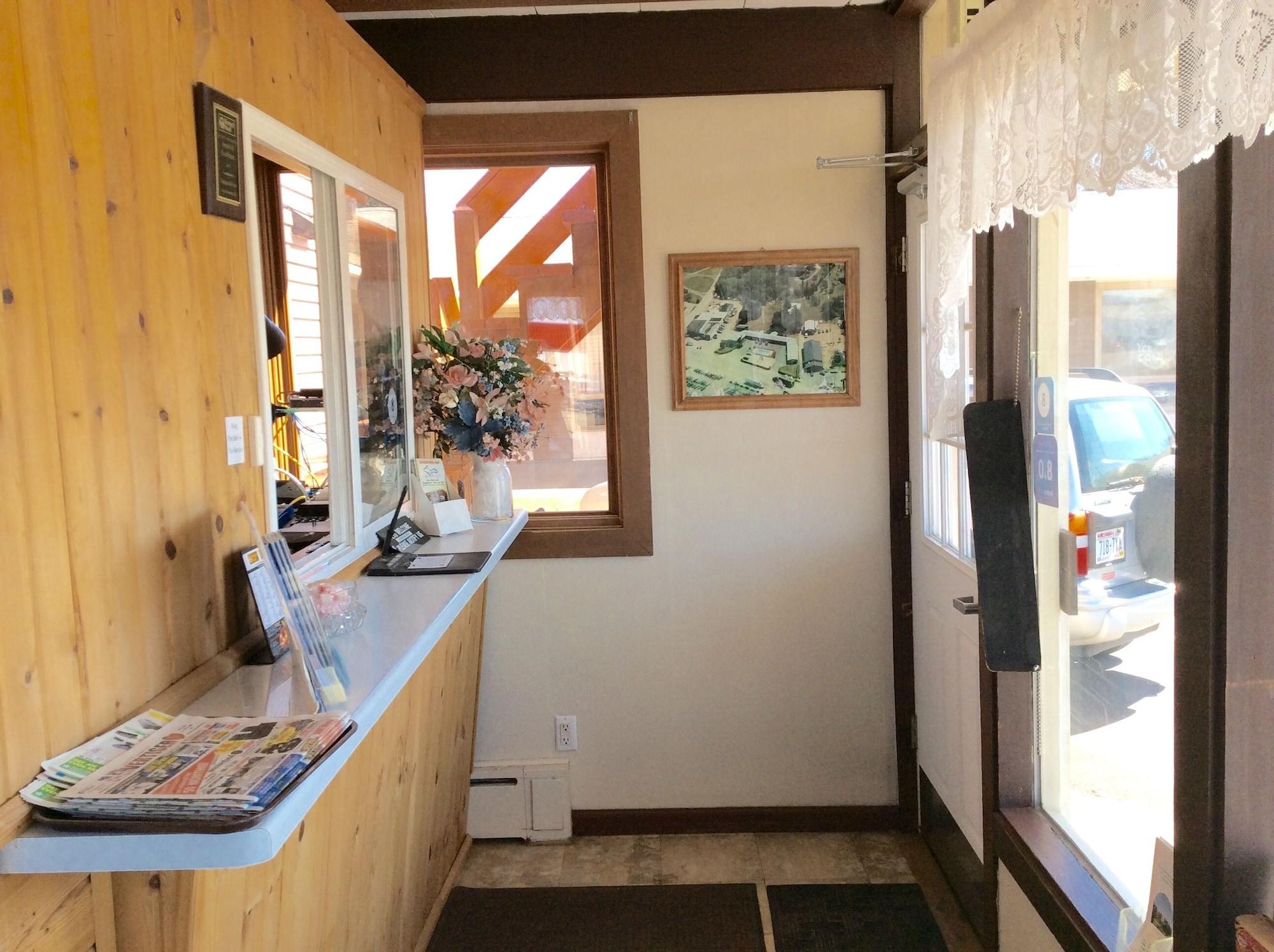 Vista Lobby Budget Host Inn Iron Mountain