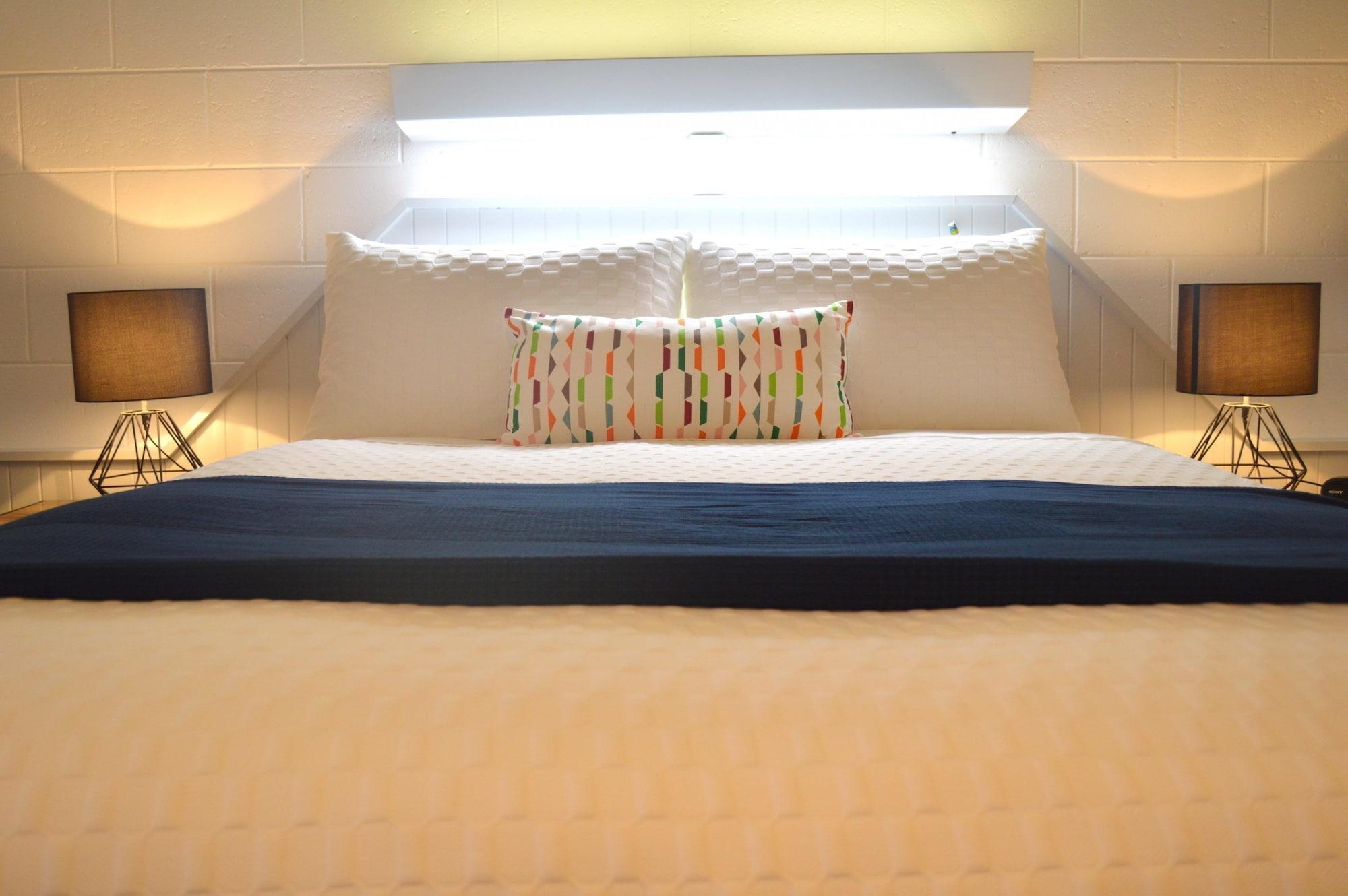 Varios Penguin Seaside Motel