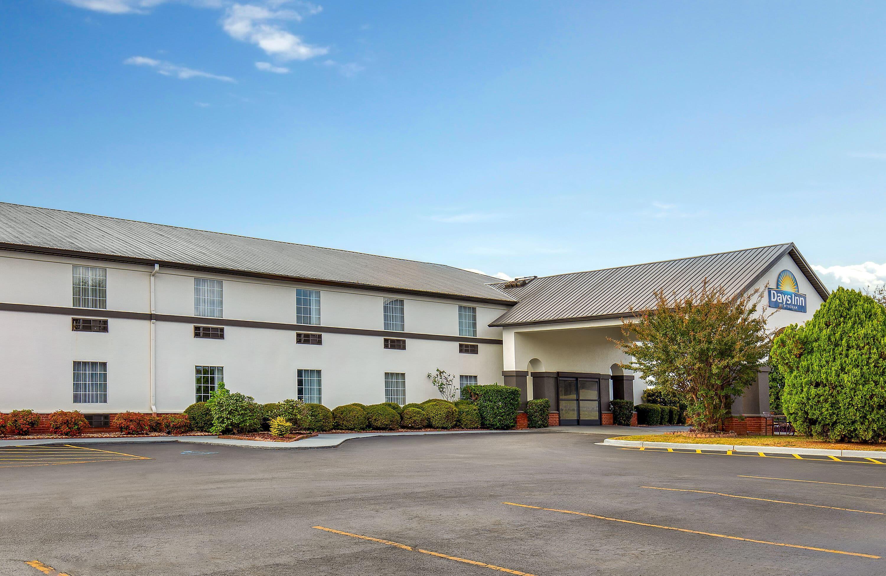 Vista Exterior Days Inn by Wyndham Lincoln