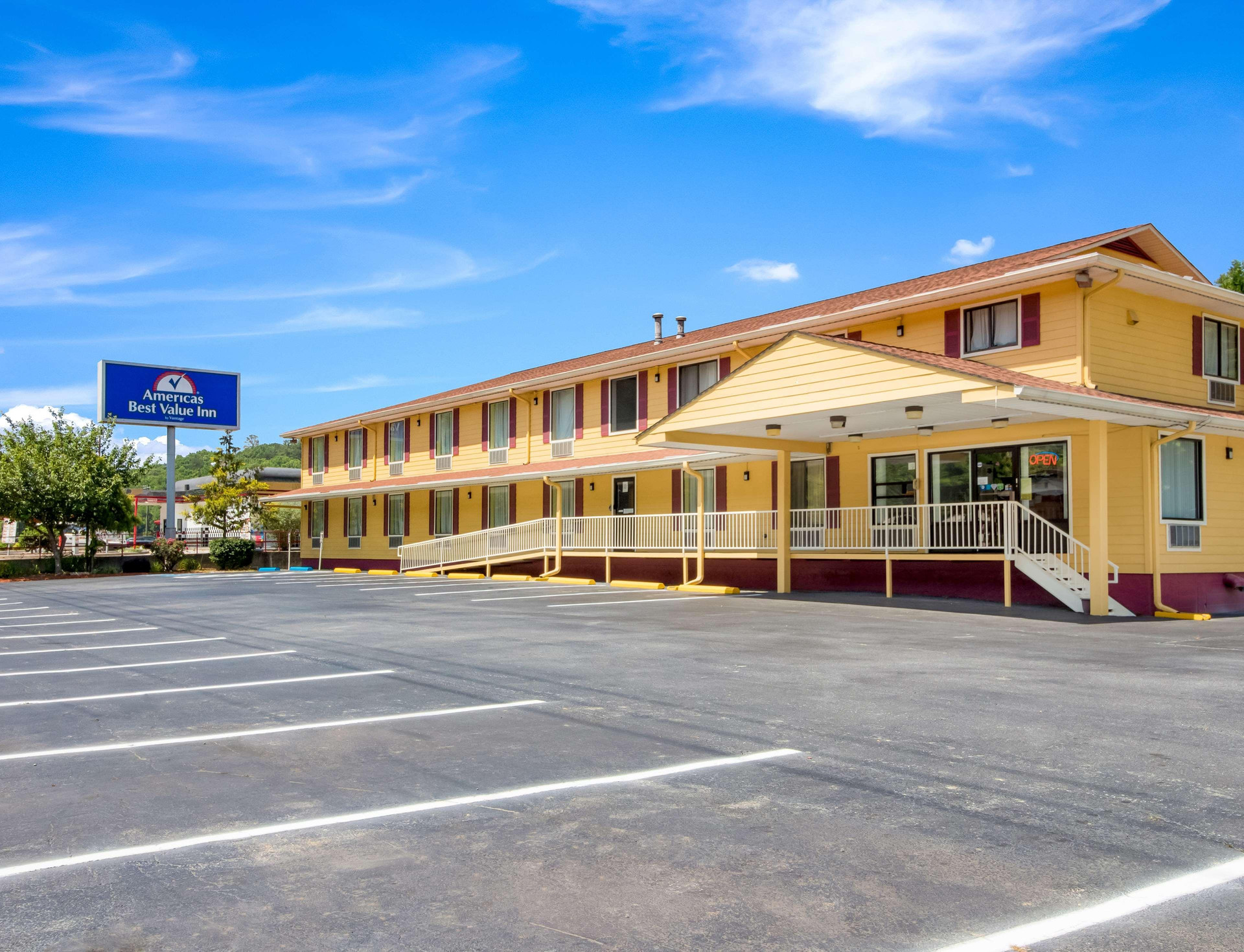 Vista Exterior Americas Best Value Inn Clayton