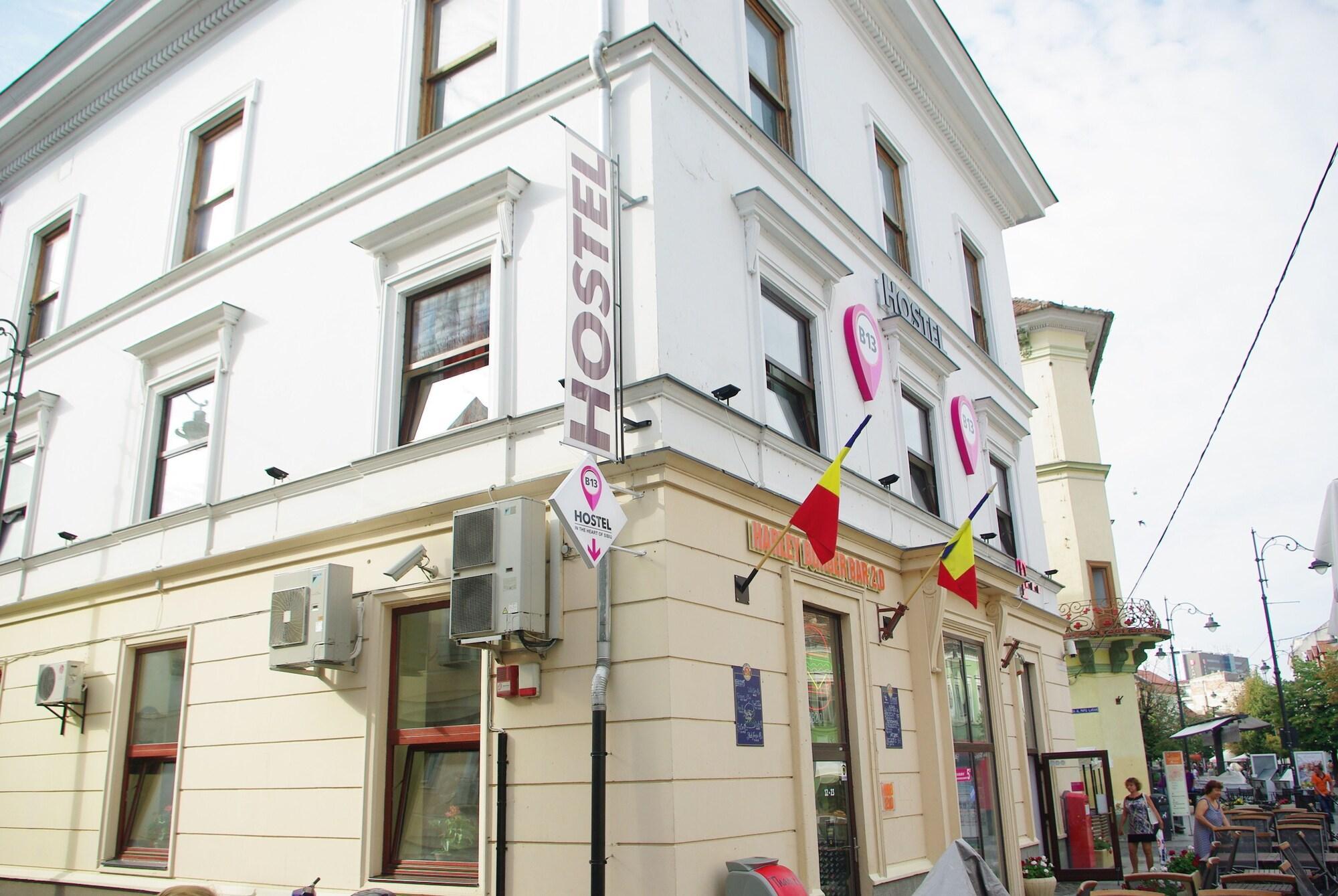 Vista Exterior B13 Hostel