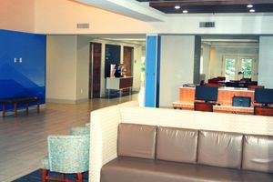 Alojamiento - Holiday Inn Express Hotel & Suites Marina 
