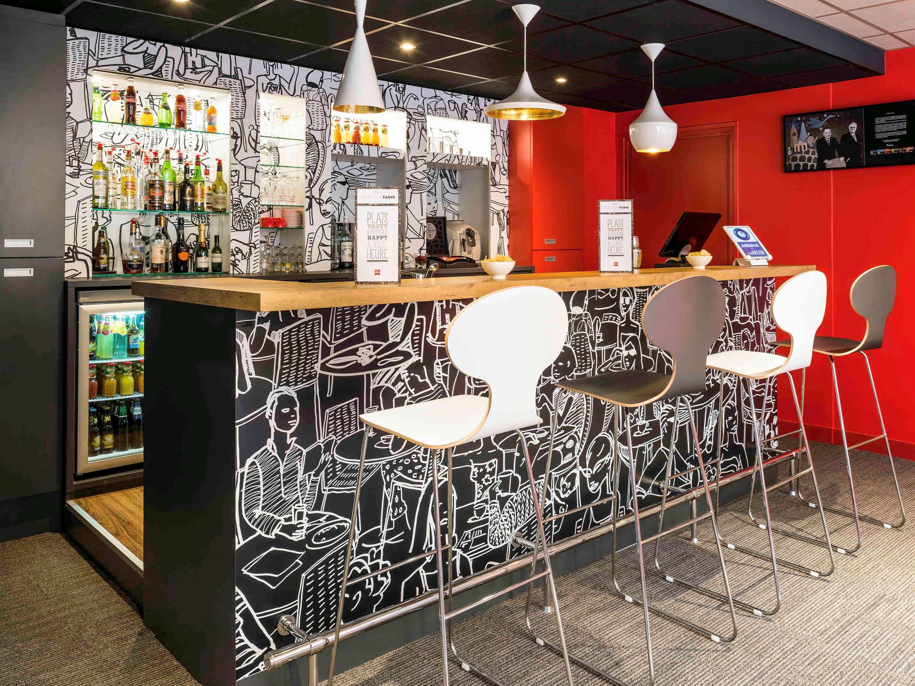 Bar/Salón ibis Paris Pont De Suresnes