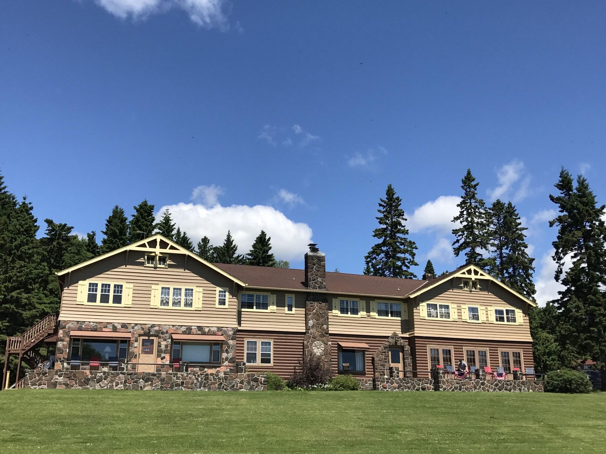Varios Cascade Lodge