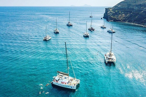Actividad - Medio día en catamarán con barbacoa en Santorini