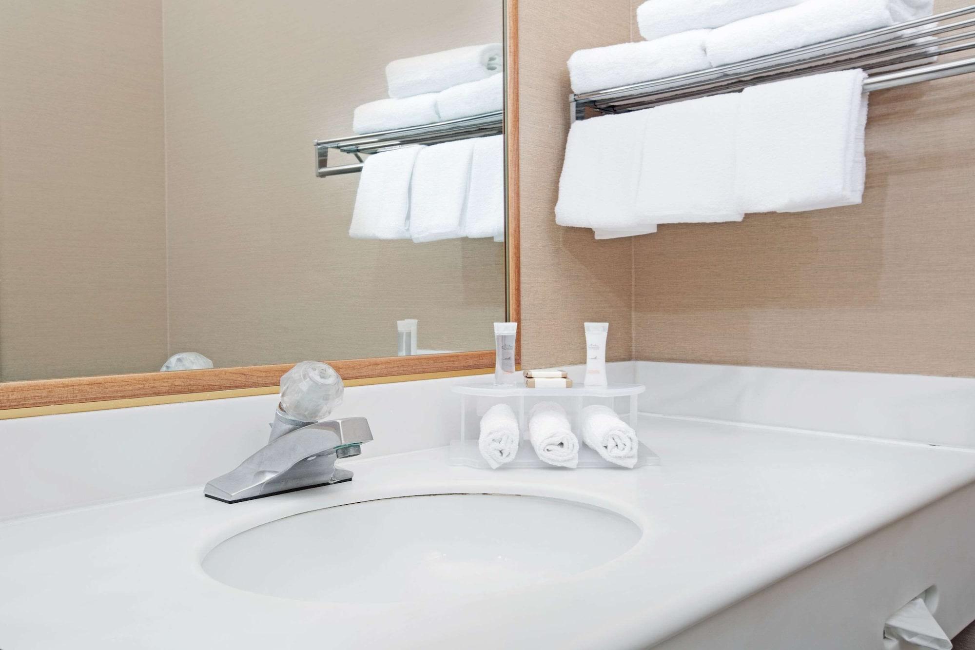 Equipamiento de Habitación Howard Johnson by Wyndham Torrance