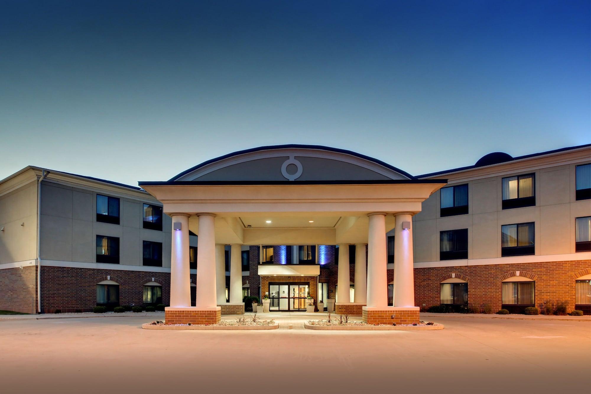 Vista Exterior Holiday Inn Express Hotel & Suites Peru - Lasalle Area by IHG