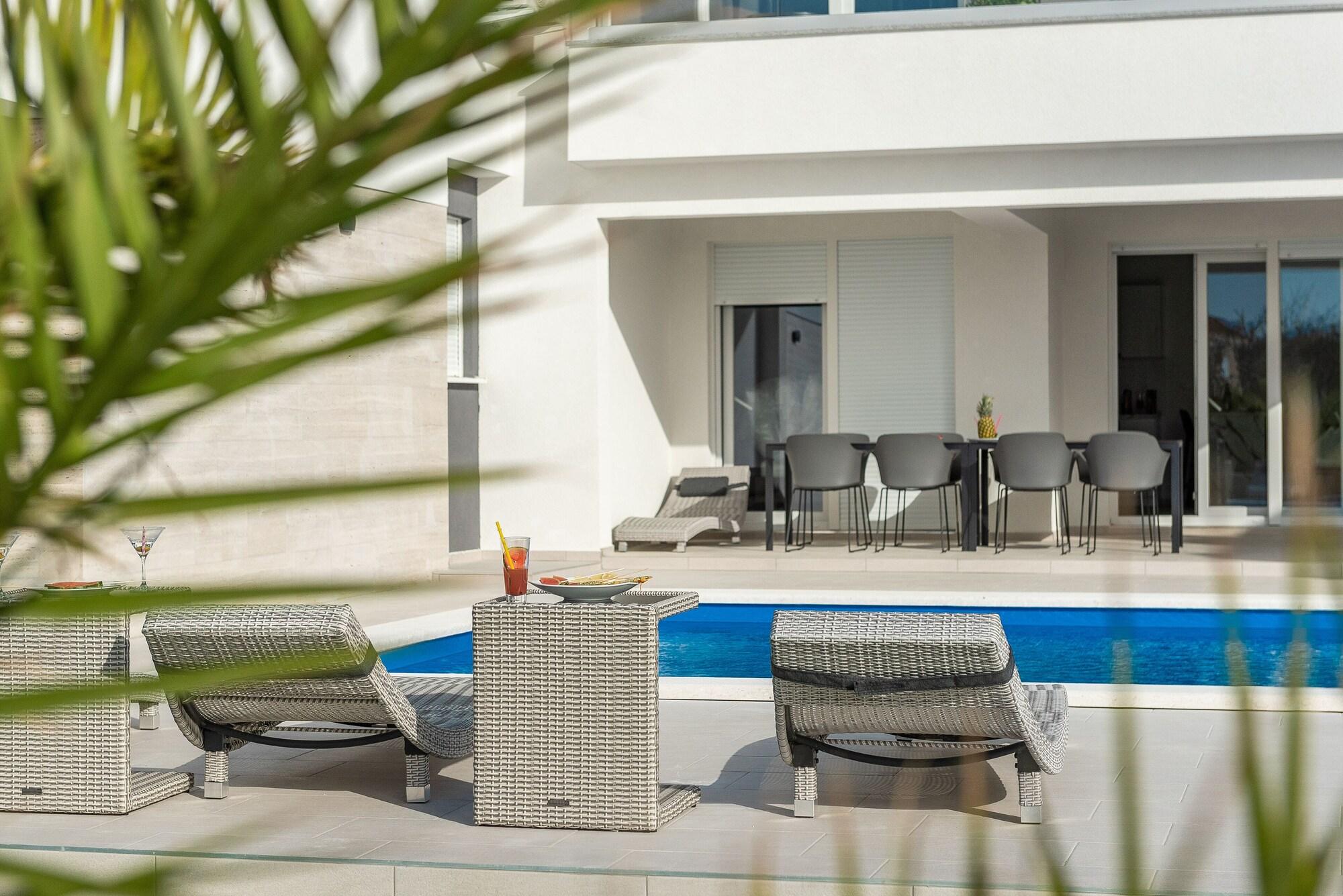 Vista Exterior Apartments & Rooms Pool Villas Maris B