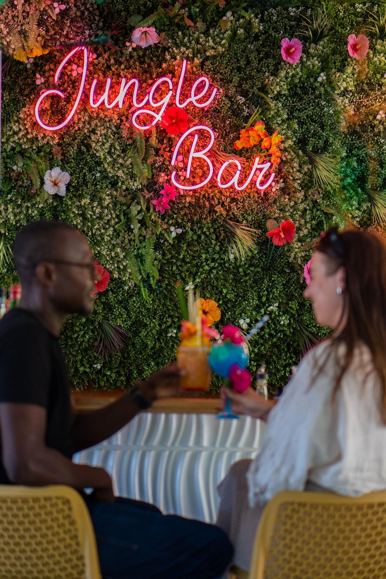 Bar/Salón Tropicana Suites