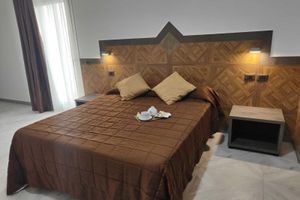 Alojamiento - HOTEL EBOLI