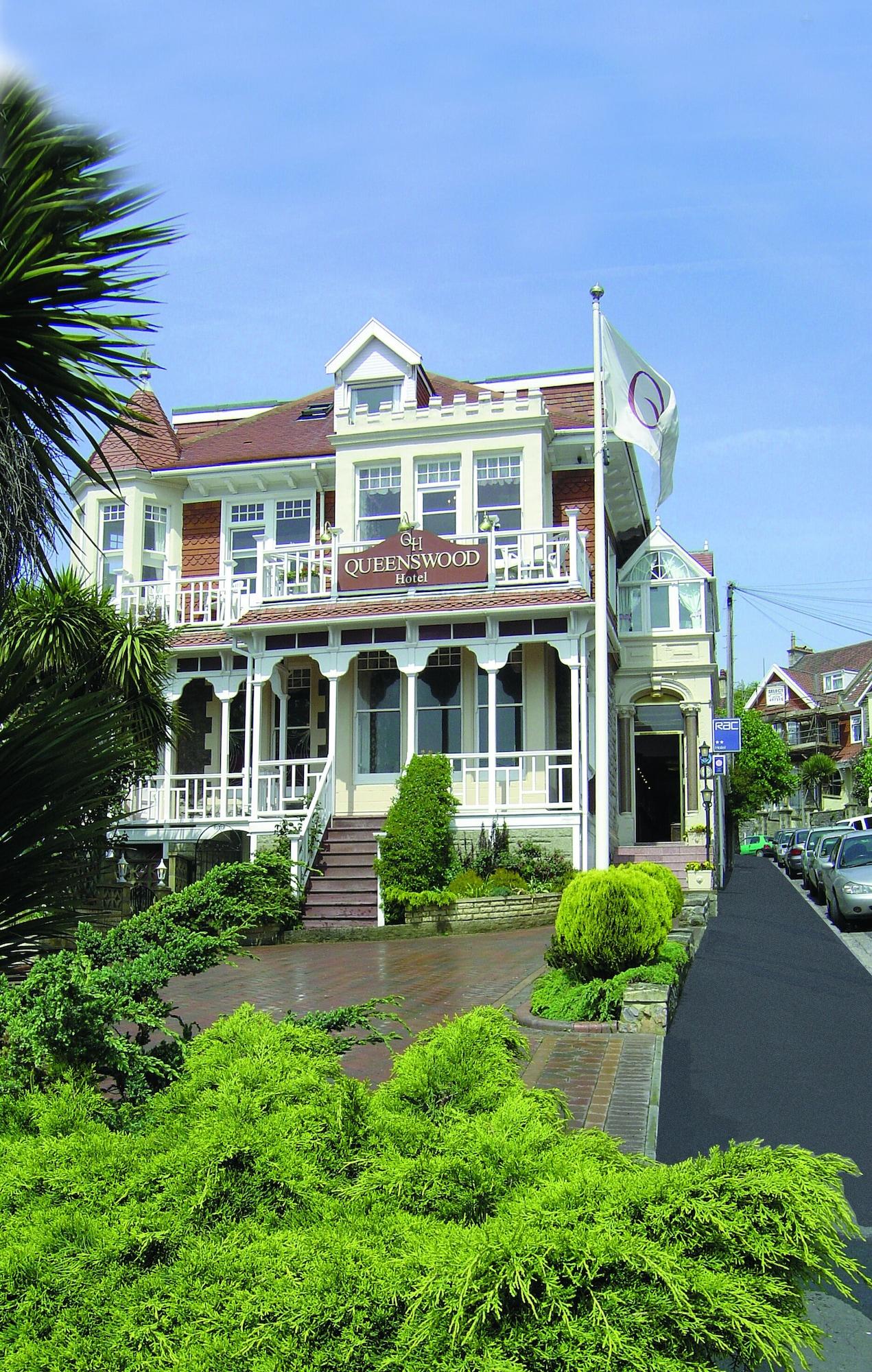 Varios Queenswood Hotel
