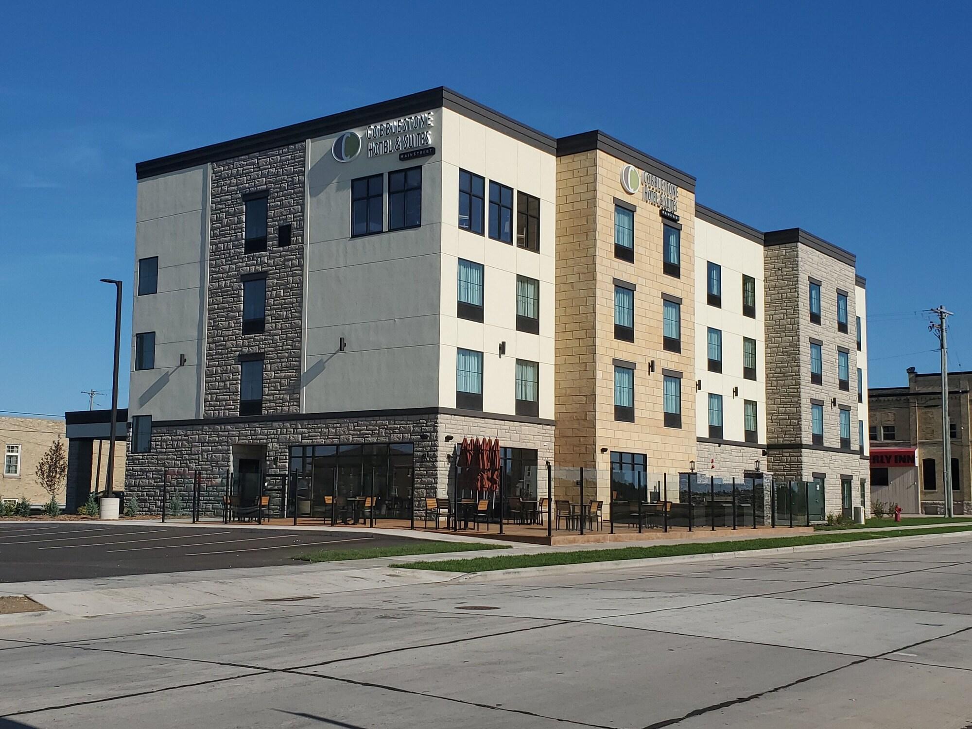 Vista Exterior Cobblestone Hotel & Suites - Two Rivers