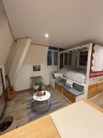 Alquiler Vacacional - Charming little studio with lake and mountain views from the bed.