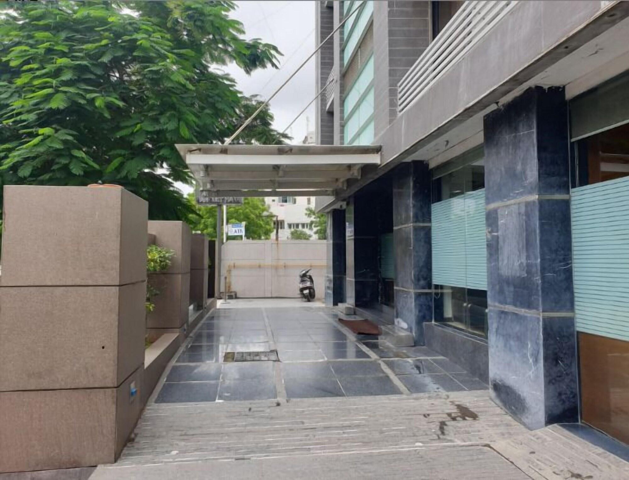 Vista Exterior Dev Aadi Hotel