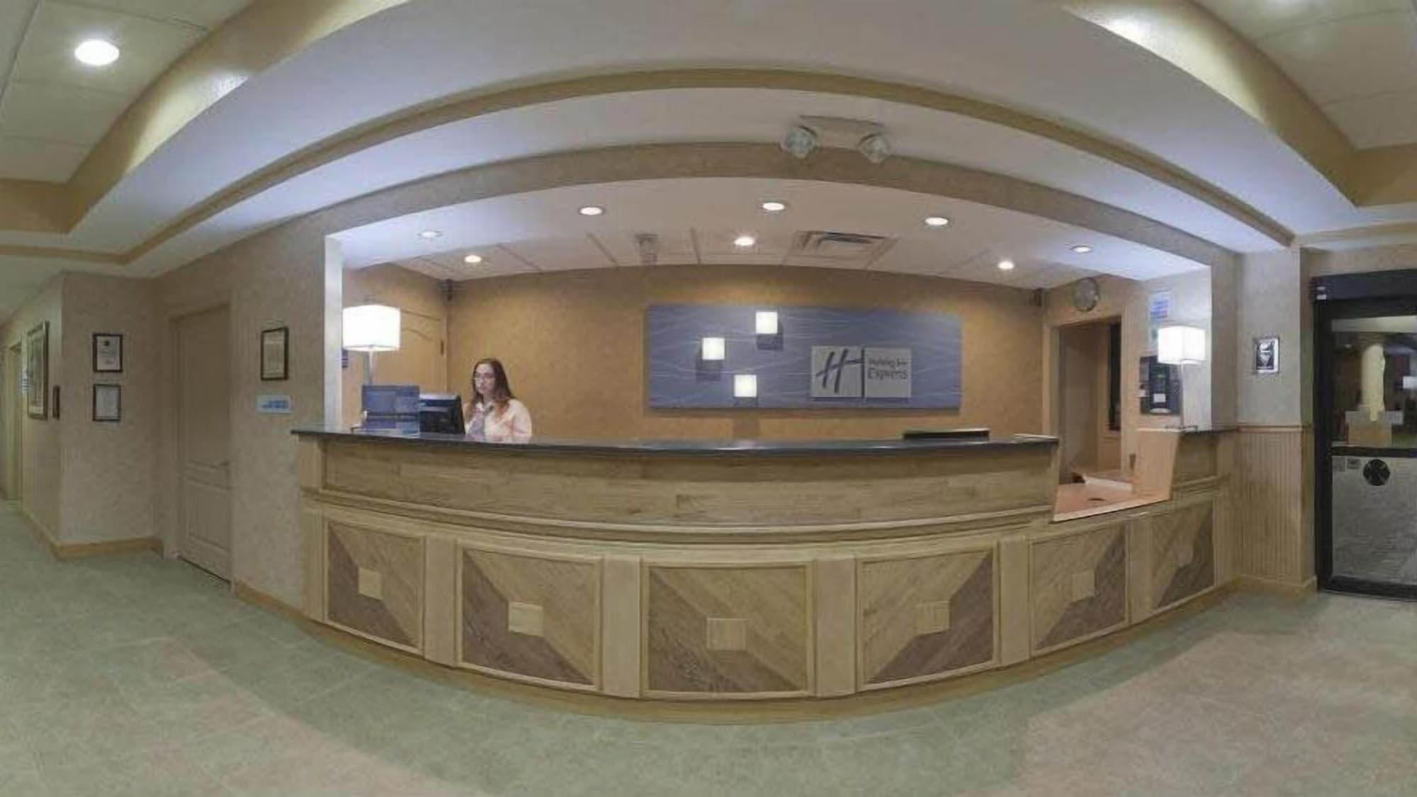 Vista Lobby Holiday Inn Express Clermont by IHG