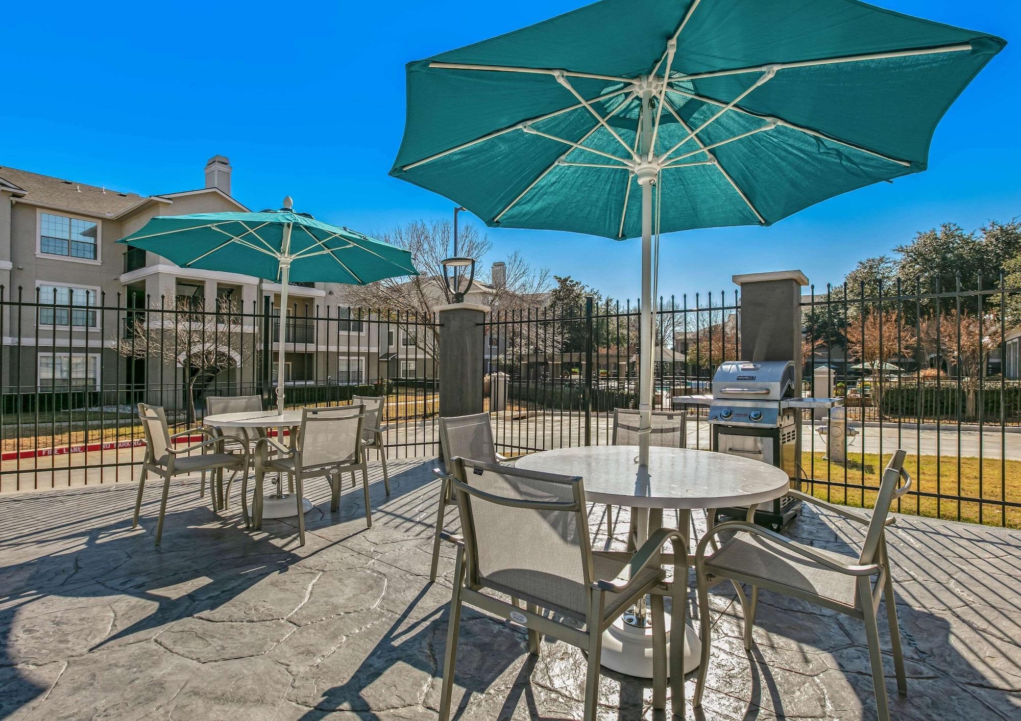 Comodidades del Alojamiento La Quinta Inn & Suites by Wyndham DFW West-Glade Parks