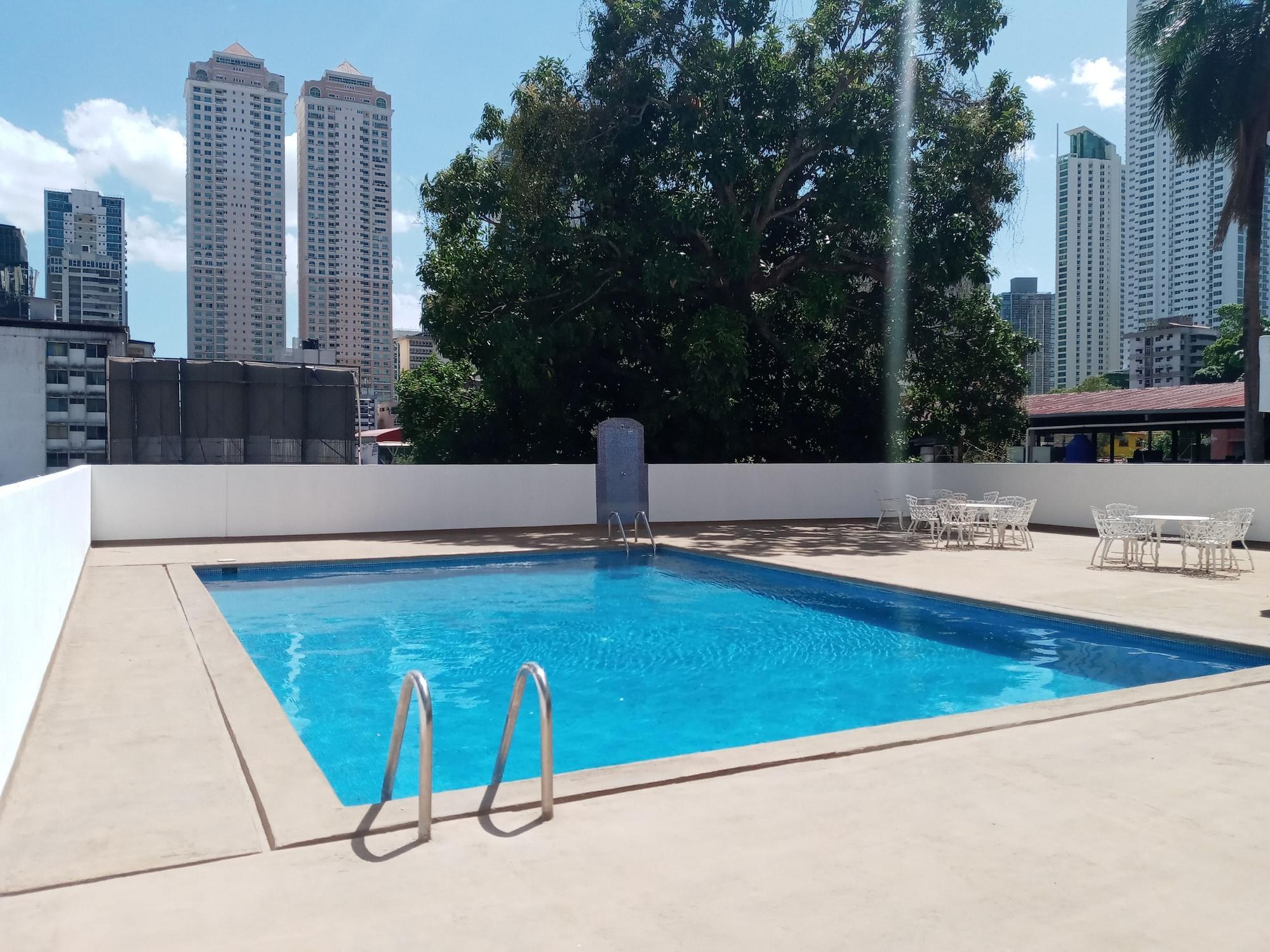 Vista Piscina Hotel Tower House Suites