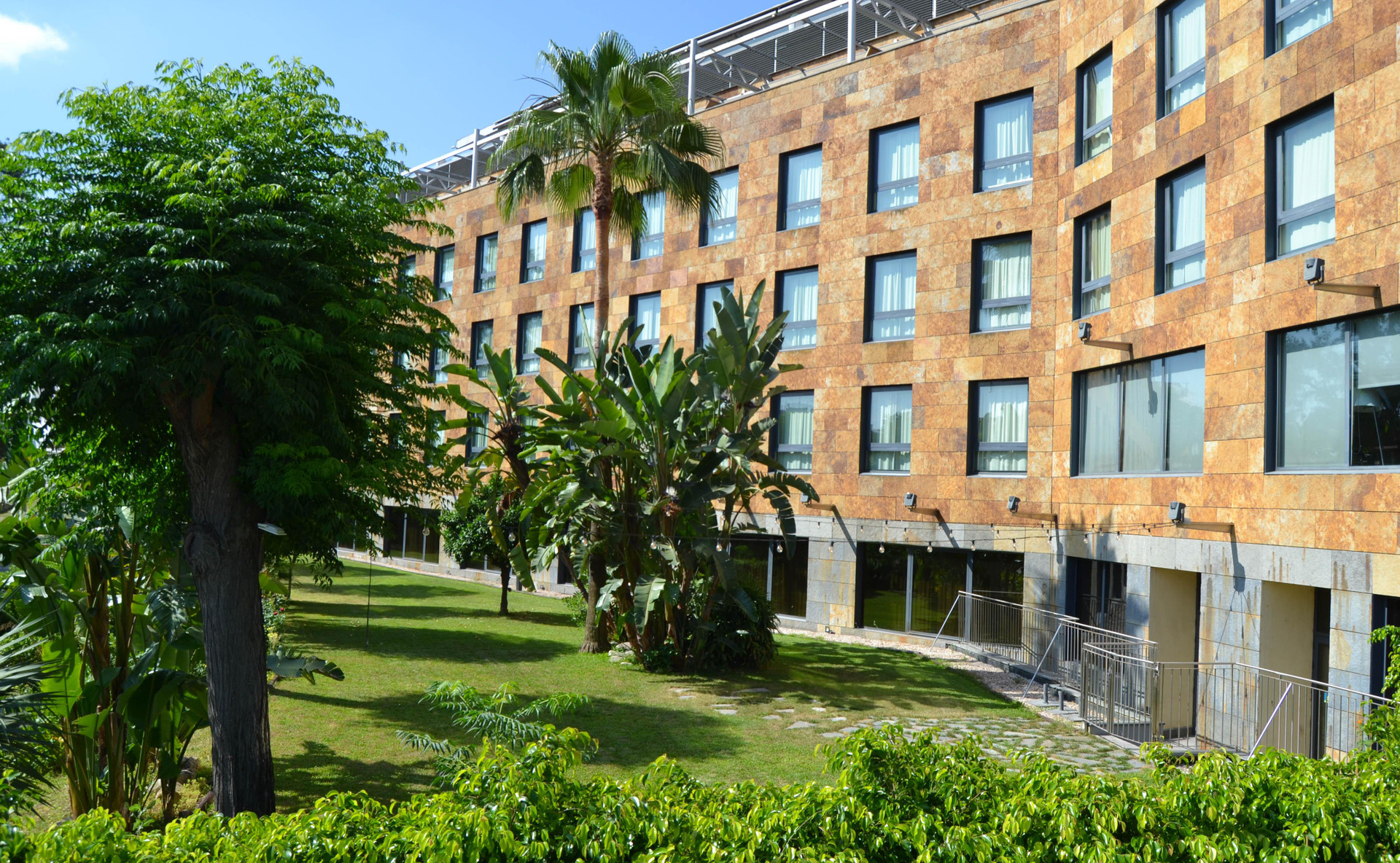 Vista Exterior Hotel Ribera de Triana - REOPENING!