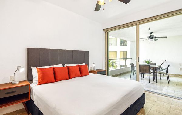 Modern Ocean-view Stay With Pool and Rooftop Access, Large Balcony, and AC - Hoteles económicos en Nuevo Vallarta, Nayarit