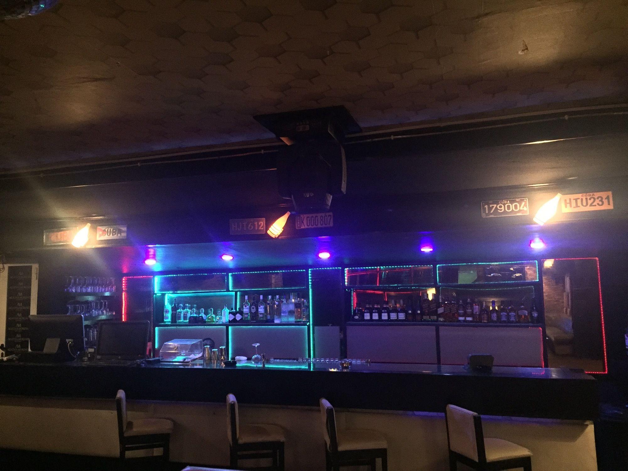 Bar/Salón Moonway Hotels Limited