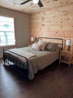 Alojamiento - Cozy cabin with loft in midst of farmland WiFi, AC, washer-dryer