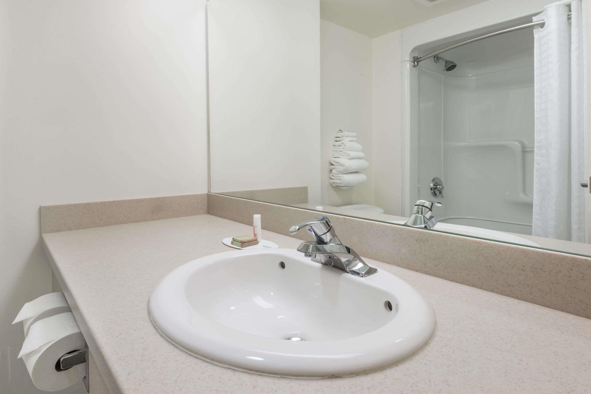 Equipamiento de Habitación Super 8 by Wyndham Mississauga
