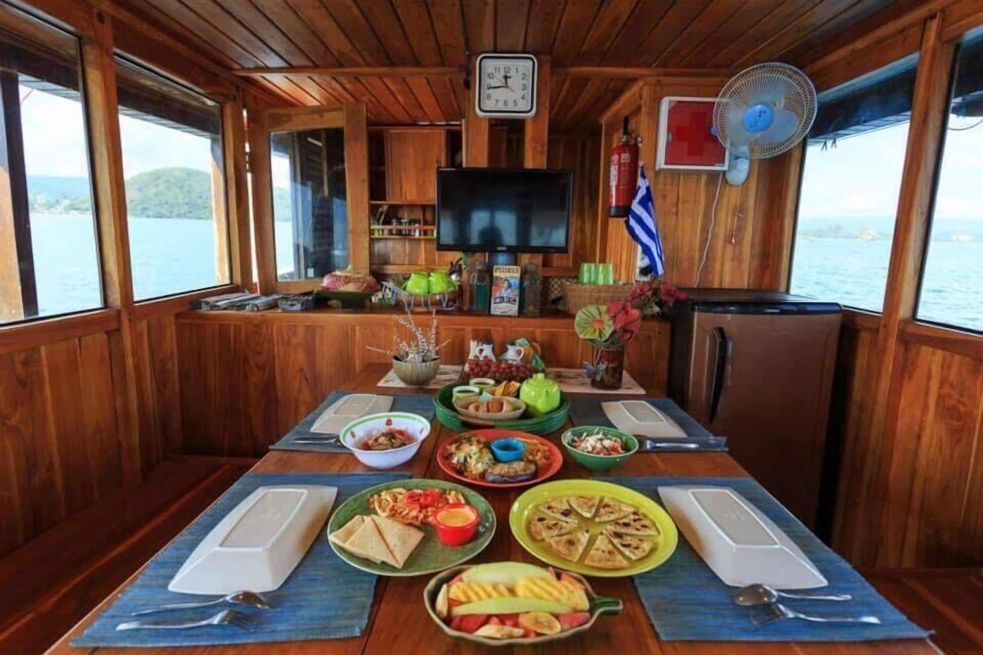Restaurant Komodo Cruise Boat