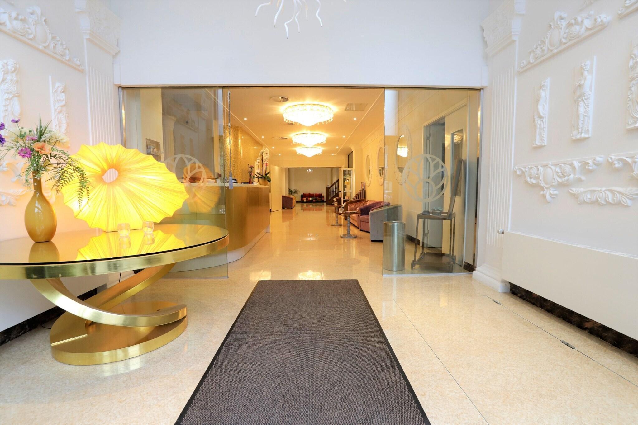 Vista Lobby Chasse Hotel