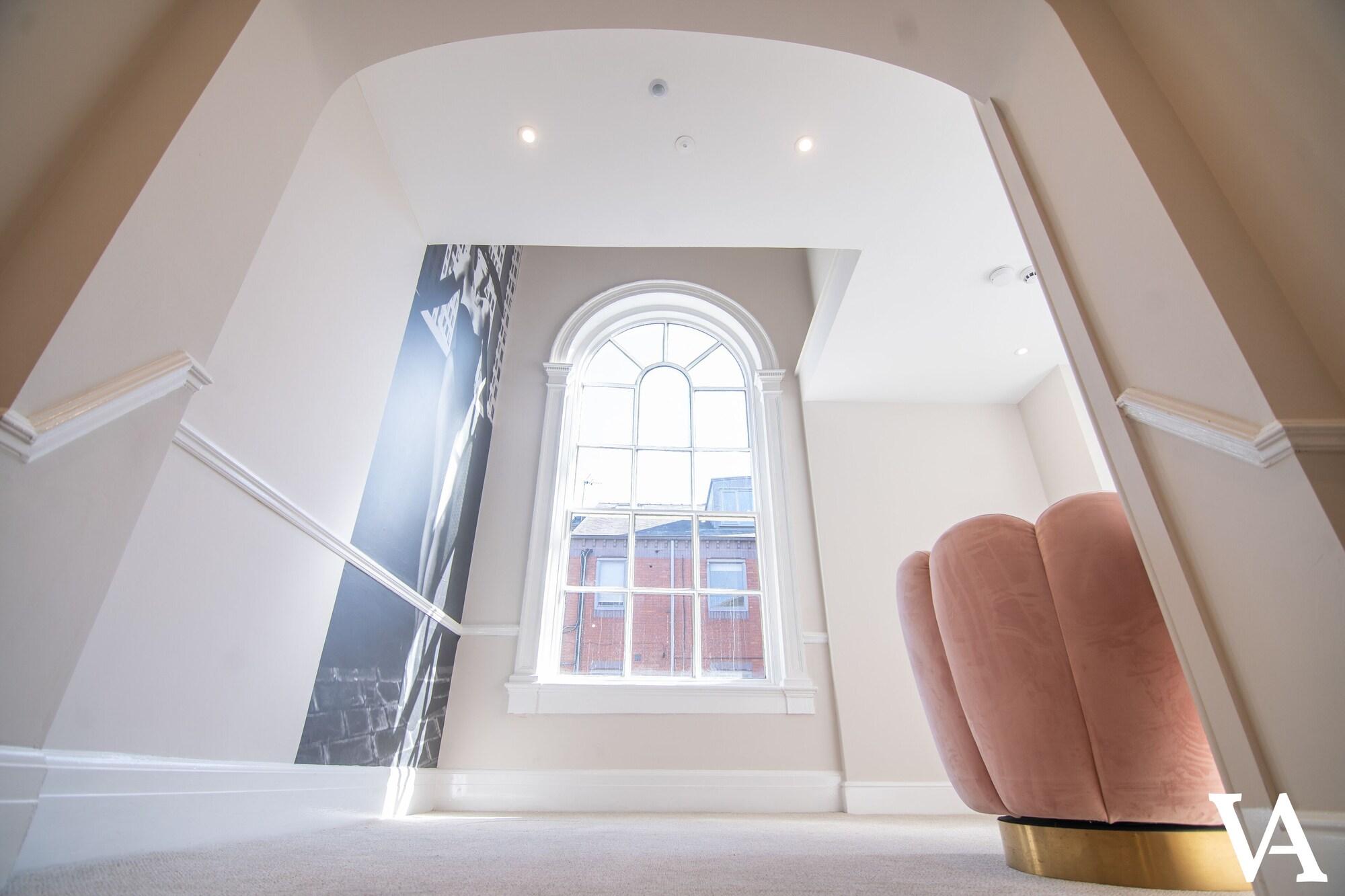 Vista Lobby Velvet Apartments - 10 Park Square East