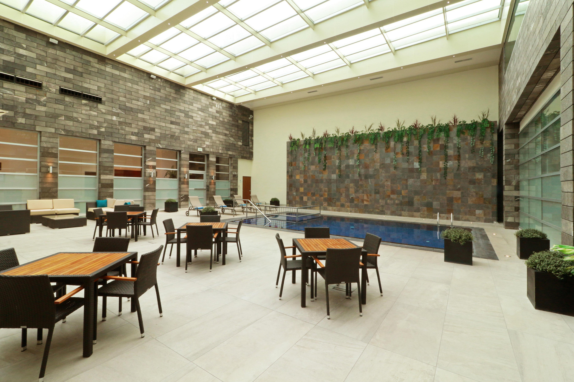 Vista Piscina Holiday Inn Leon Plaza Mayor by IHG