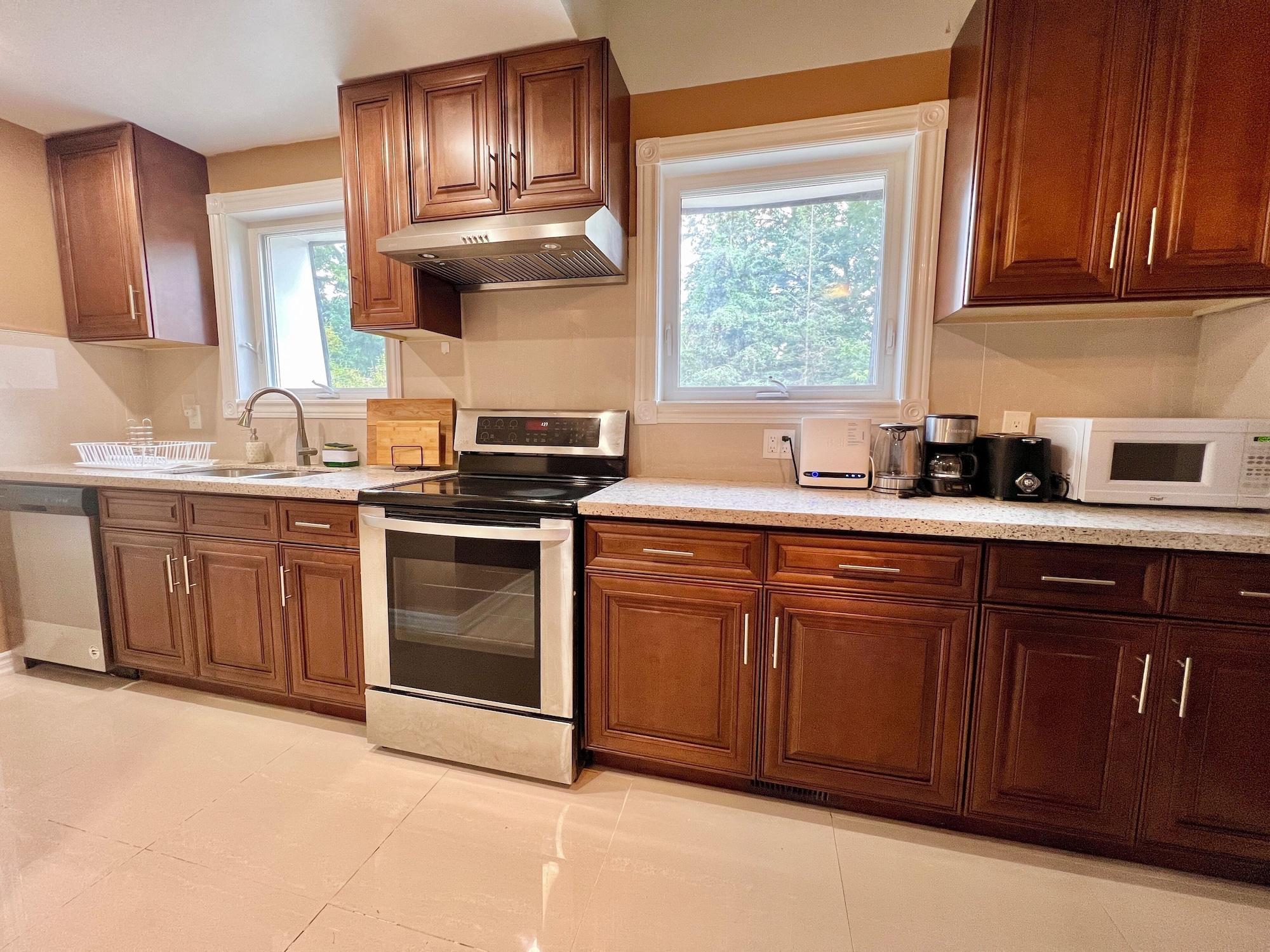 Comodidades del Alojamiento Cozy Home Near Transit & Hillcrest Mall with Free Parking