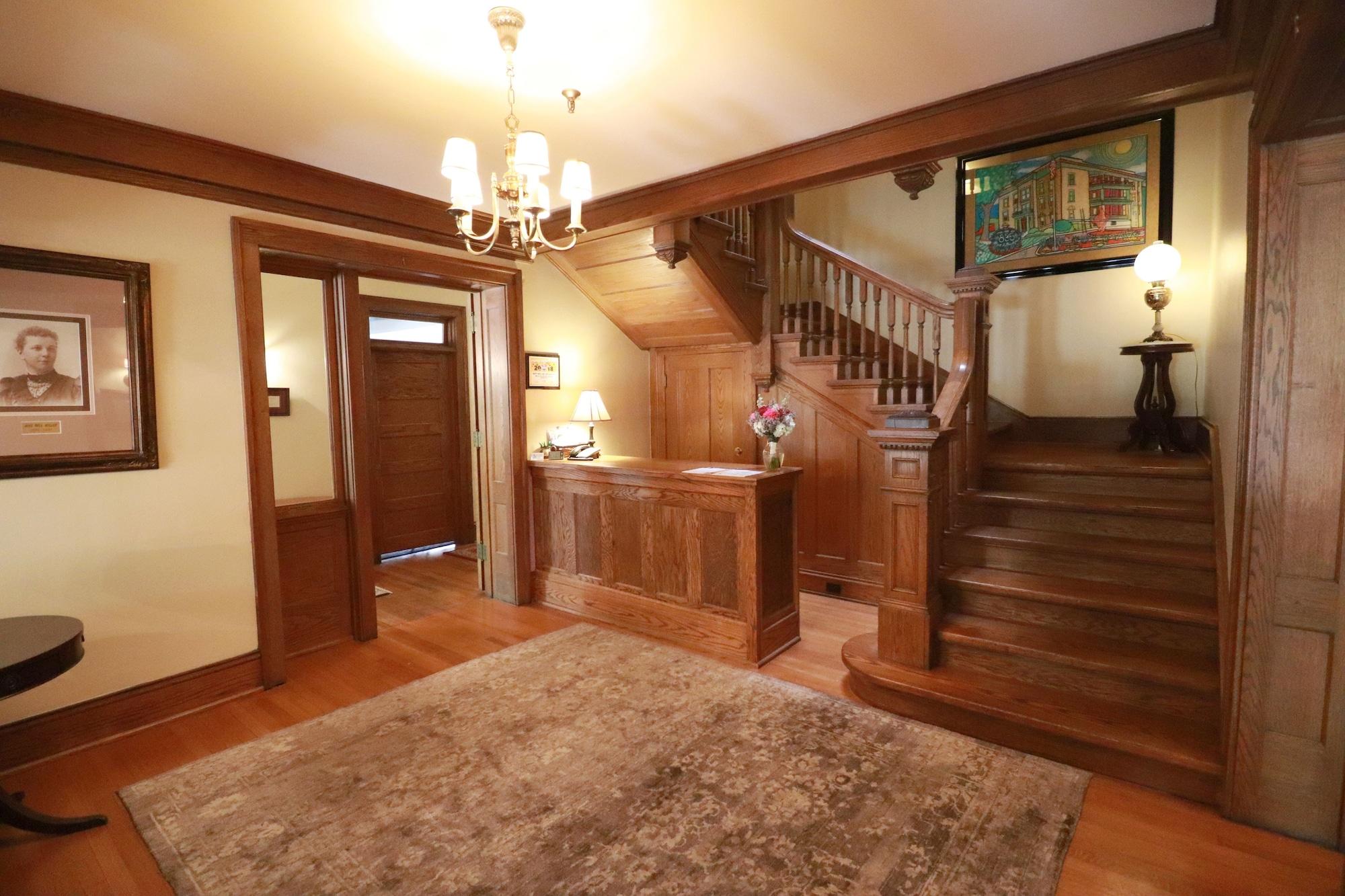 Vista Lobby Inn at 835 Boutique Hotel
