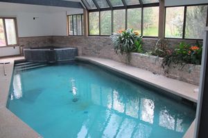 Alquiler Vacacional - Indoor pool and spa in contemporary French home secluded in surrounding woods