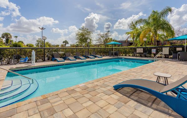 Hampton Inn & Suites Orlando Intl Dr N - Hoteles en Convention Center de Orlando