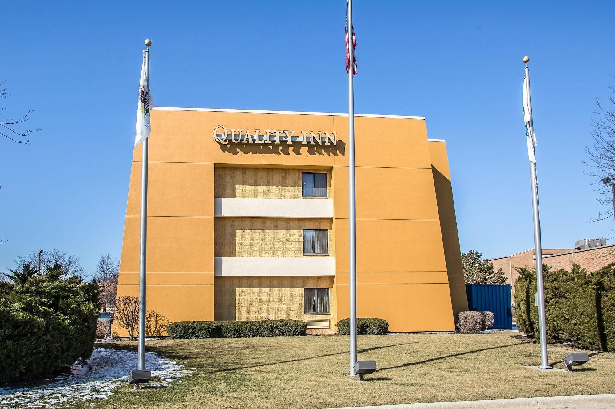 Vista Exterior Quality Inn Elgin I-90